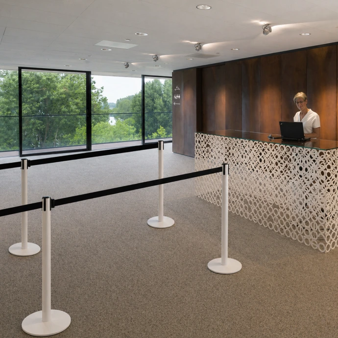 Poteaux de guidage avec sangle noire en espace accueil et réception – organisation de file d’attente en bureau TELNALINE