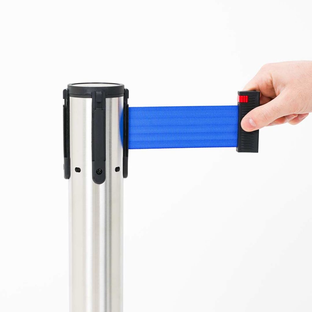 Poteau à sangle rétractable bleue pour organiser une file d'attente lors d'un événement d'entreprise — Telnaline