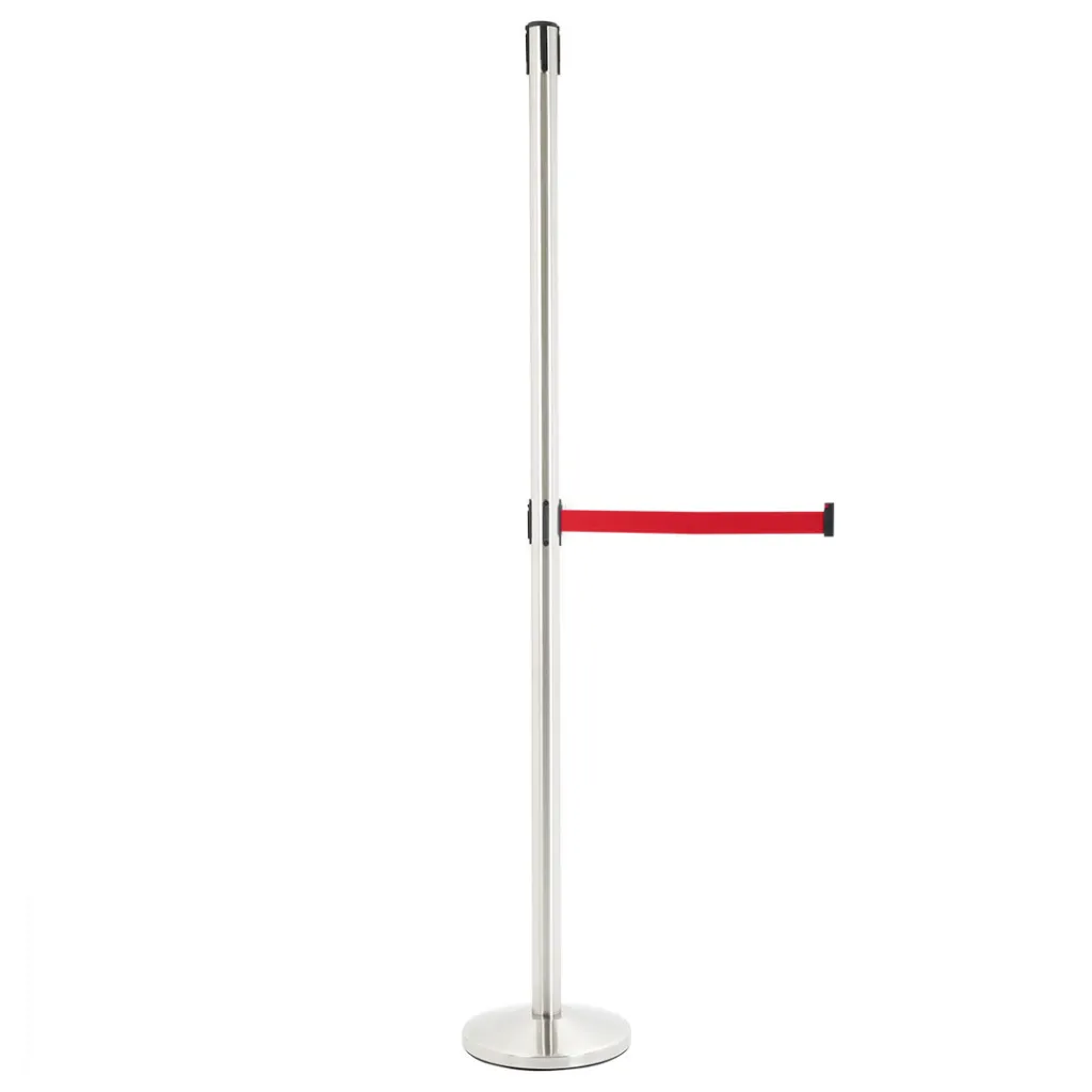 Sangle rétractable rouge tendue entre deux poteaux pour balisage événementiel professionnel