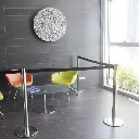 Poteaux de guidage acier poli avec sangle noire en espace professionnel attente TELNALINE