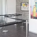 Poteaux de guidage acier poli avec sangle noire en espace professionnel TELNALINE