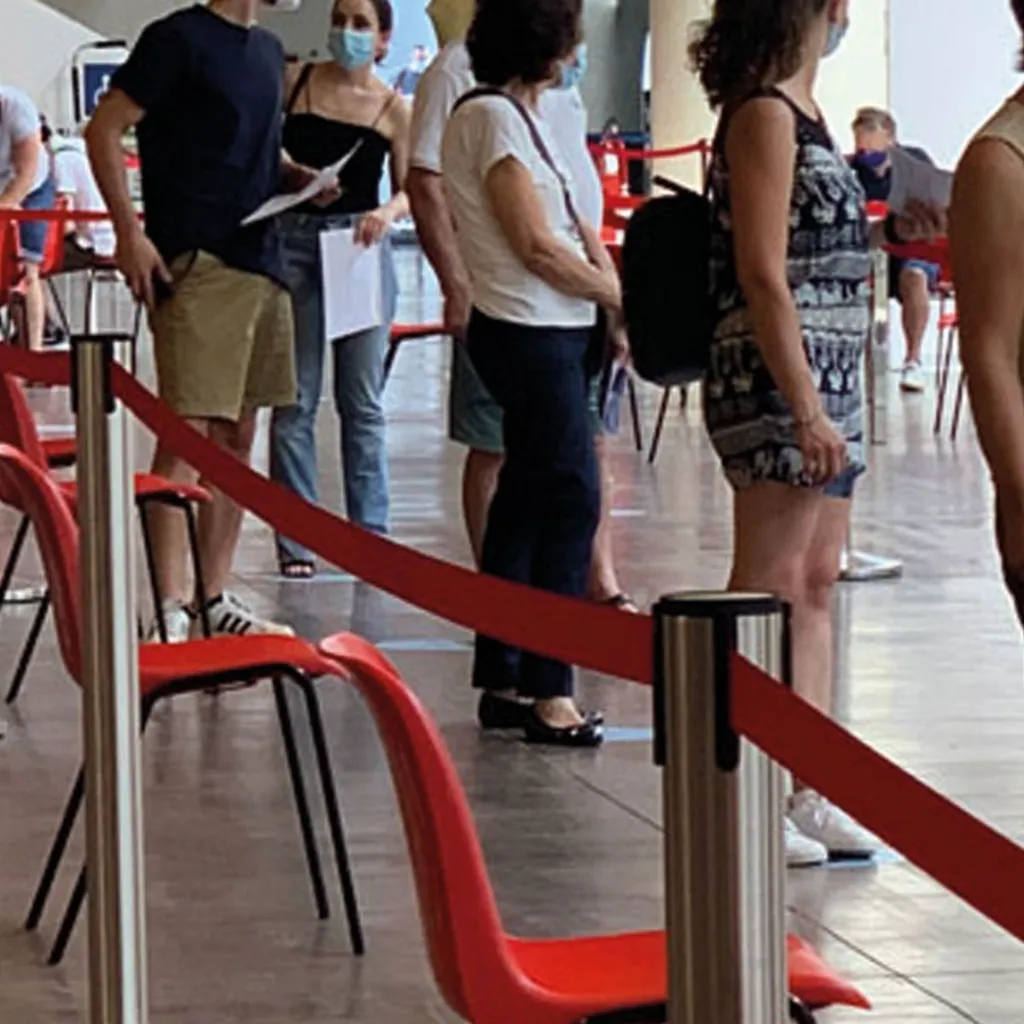 Poteaux de guidage acier brossé avec sangle rouge pour événement professionnel TELNALINE