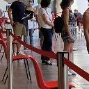 Poteaux de guidage acier brossé avec sangle rouge pour événement professionnel TELNALINE