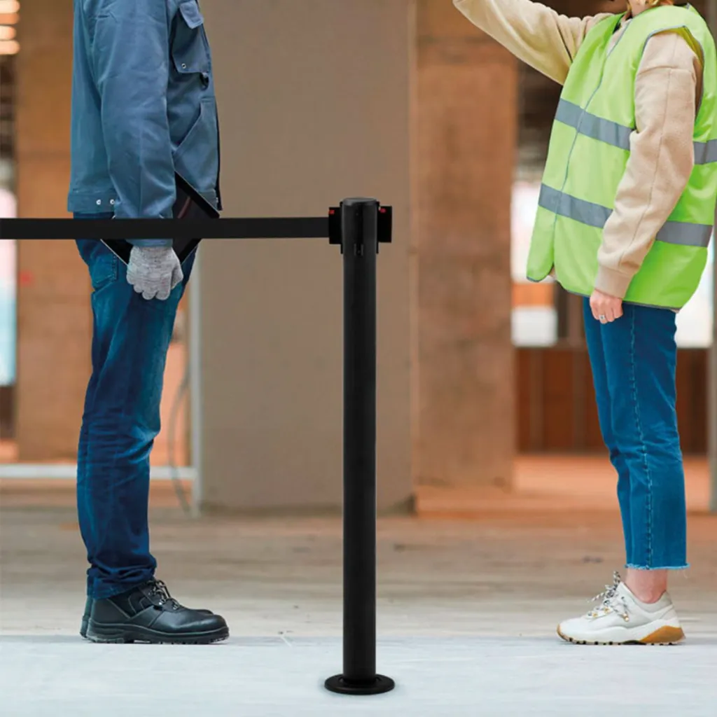 Poteau de guidage fixé au sol avec sangle noire pour usage extérieur professionnel TELNALINE