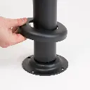 Détail base métallique à fixer au sol avec cache vis pour poteau de guidage professionnel TELNALINE