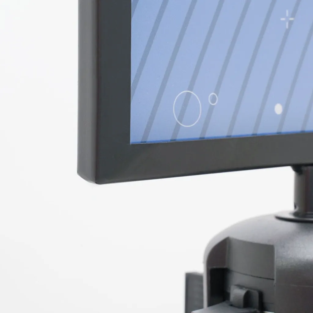 Vue en angle du porte affiche A4 noir monté sur poteau de délimitation TELNALINE