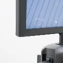 Vue en angle du porte affiche A4 noir monté sur poteau de délimitation TELNALINE