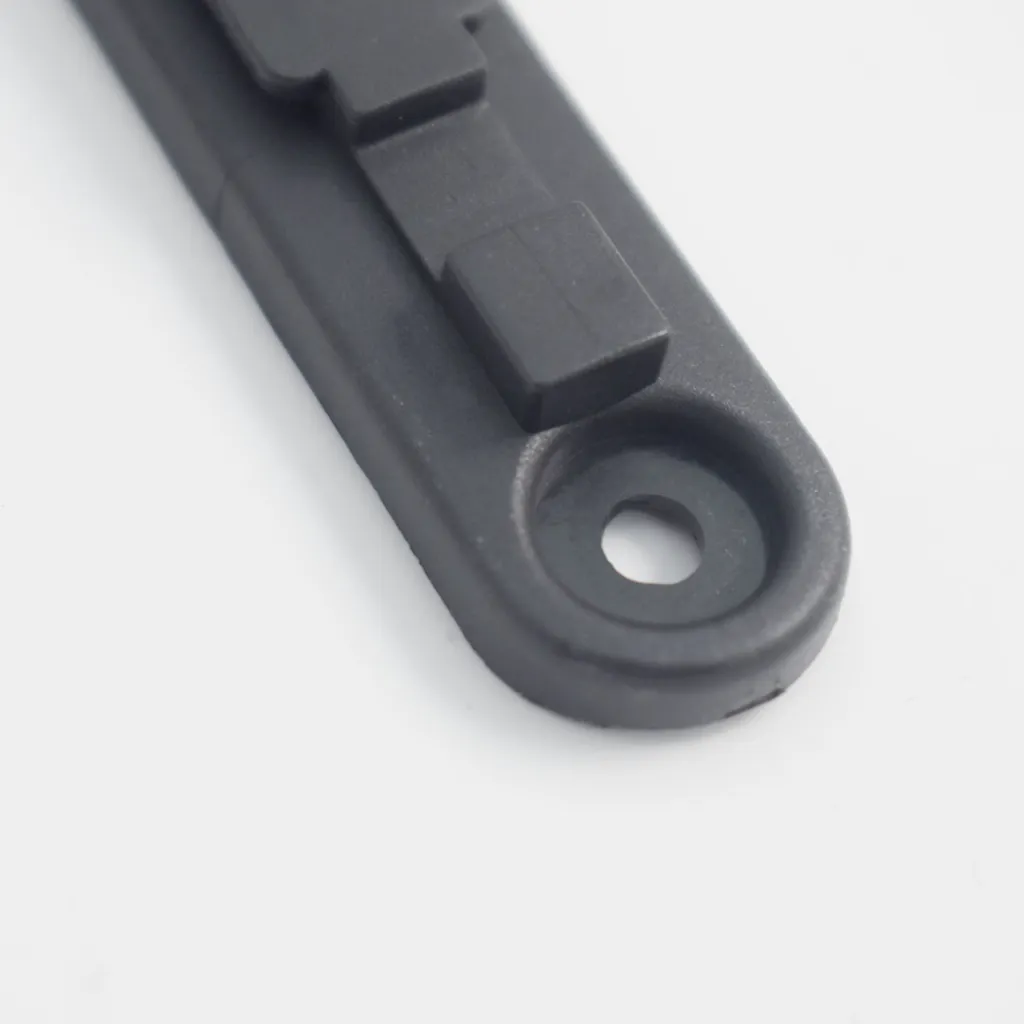 Détail fixation murale réceptrice de sangle en plastique noir pour poteau de guidage TELNALINE