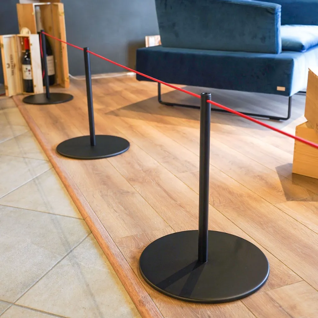 Détail de la connexion du cordon élastique sur poteau de délimitation 45 cm en environnement muséal TELNALINE