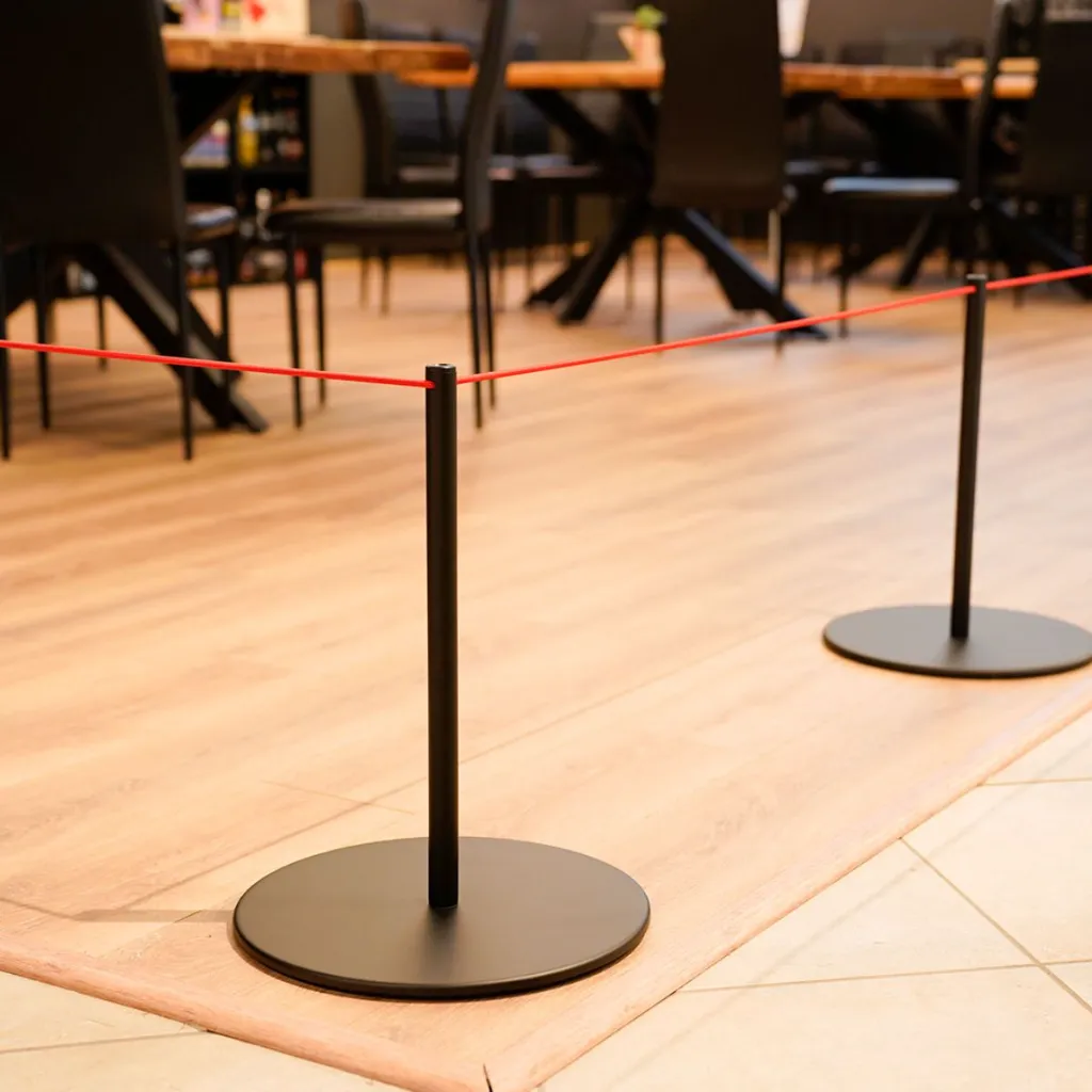 Poteau de délimitation noir avec cordon élastique rouge en environnement muséal TELNALINE