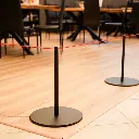 Poteau de délimitation noir avec cordon élastique rouge en environnement muséal TELNALINE