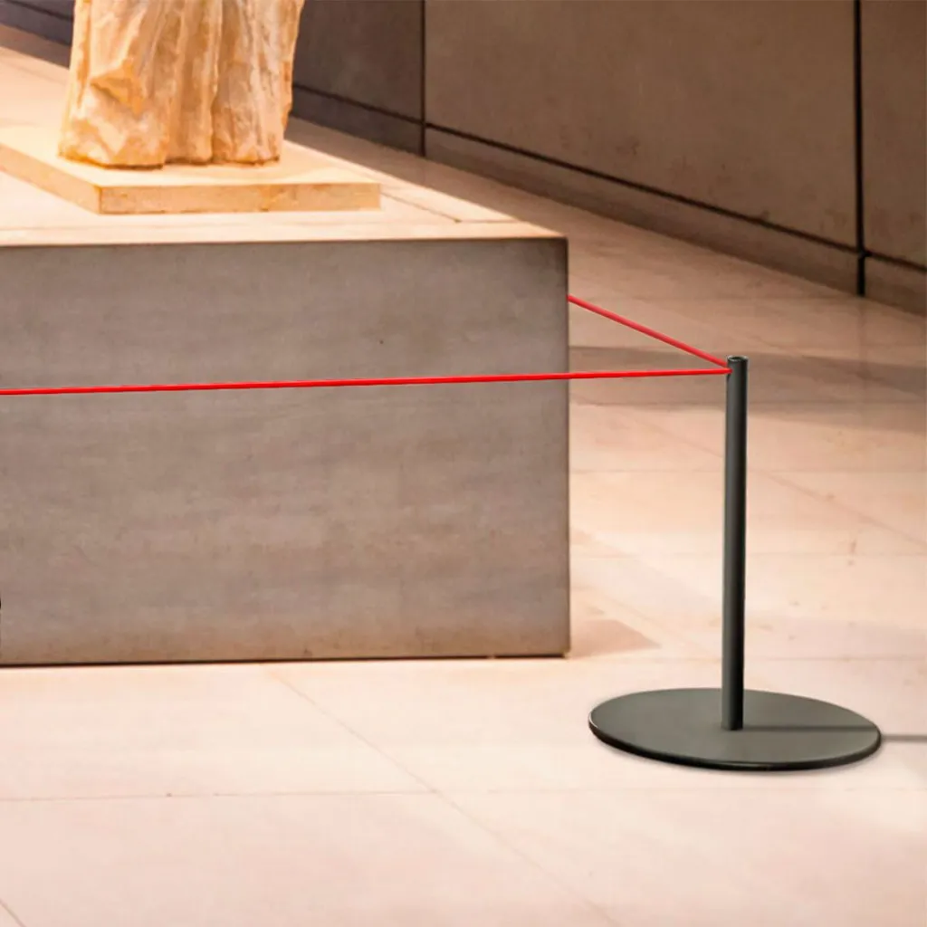 Poteau de délimitation noir avec cordon élastique noir en environnement muséal TELNALINE