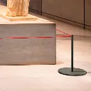 Poteau de délimitation noir avec cordon élastique noir en environnement muséal TELNALINE