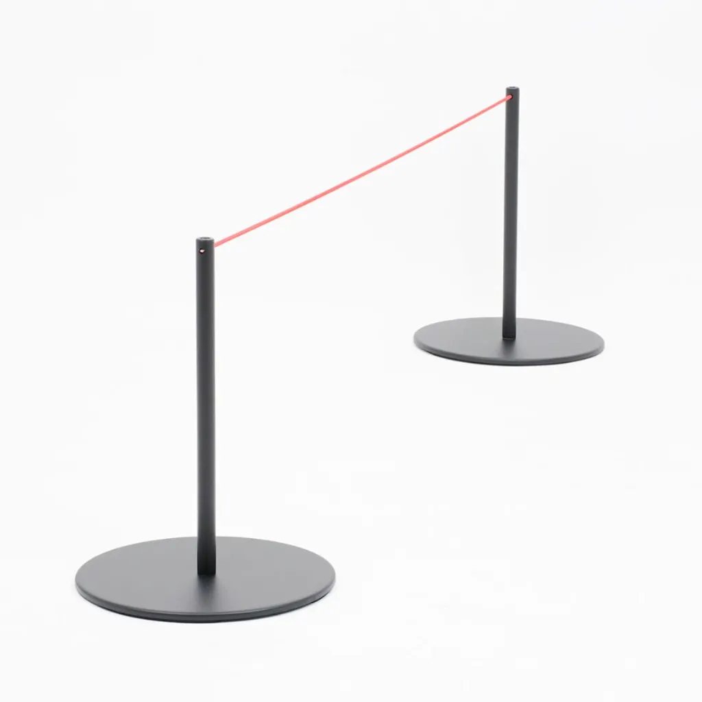 Poteaux de délimitation noirs installés dans un musée pour organiser le parcours des visiteurs TELNALINE