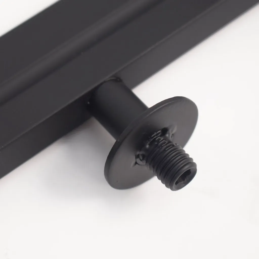 Détail de la vis de fixation du porte-affiche A4 vertical noir pour poteau à corde élastique TELNALINE