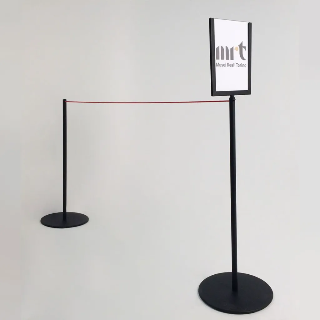 Porte affiche A4 vertical noir installé sur poteau à corde élastique en usage intérieur TELNALINE