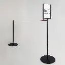 Porte affiche A4 vertical noir installé sur poteau à corde élastique en usage intérieur TELNALINE
