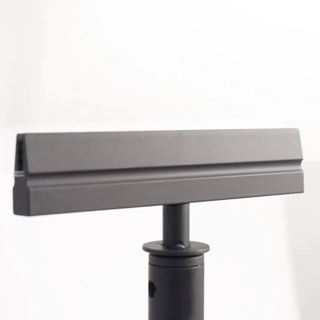 Détail de la fixation du support noir pour porte-affiche A4 horizontal sur poteau de délimitation TELNALINE