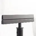 Détail de la fixation du support noir pour porte-affiche A4 horizontal sur poteau de délimitation TELNALINE