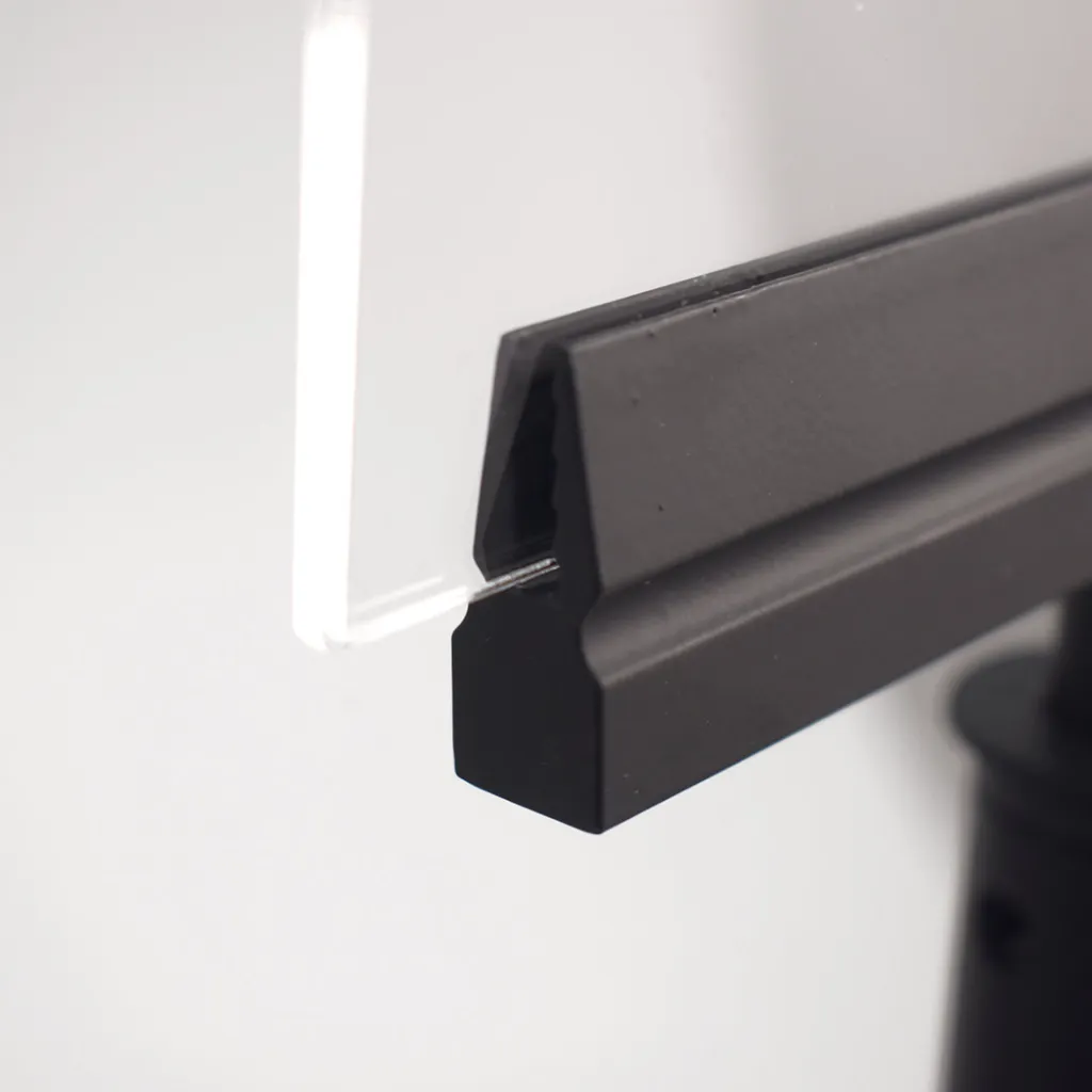 Porte affiche A5 vertical en plexiglas transparent avec support noir pour poteau de délimitation TELNALINE