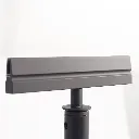 Détail de la fixation du support noir pour porte affiche A5 vertical sur poteau de délimitation TELNALINE