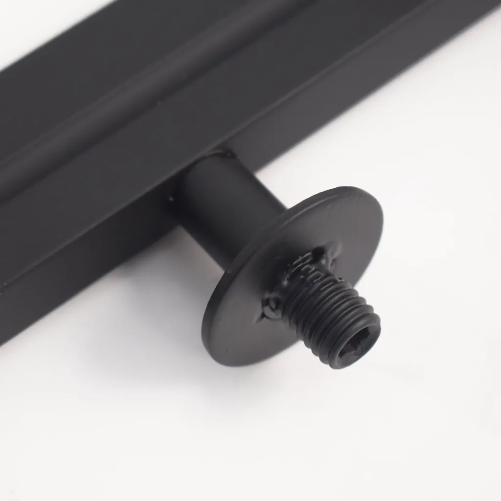 Détail de la fixation du support noir pour porte affiche A5 horizontal sur poteau de délimitation TELNALINE