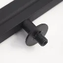 Détail de la fixation du support noir pour porte affiche A5 horizontal sur poteau de délimitation TELNALINE