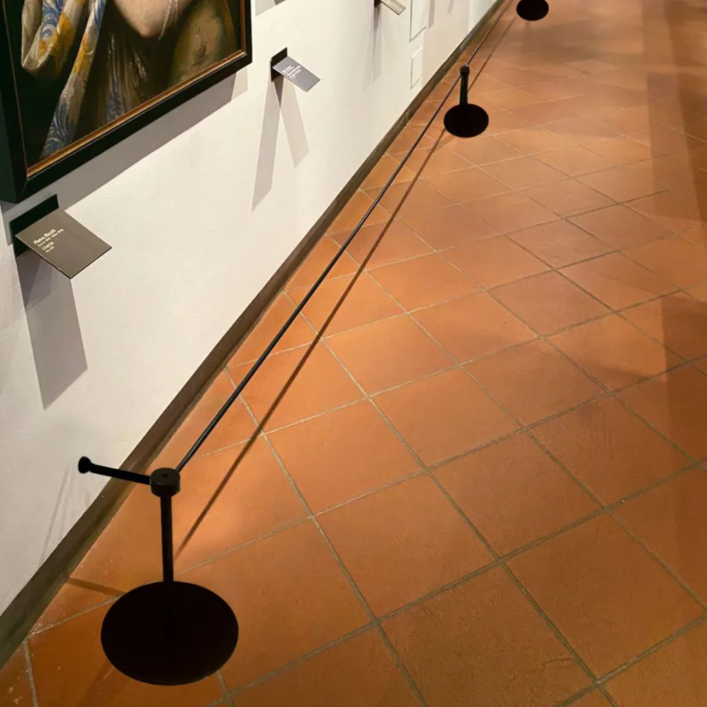 Système de délimitation intérieur TELNALINE avec corde élastique et poteaux noirs en espace d’exposition poteau-guidage-noir-mat-cordon-bleu-mise-en-situation-telnaline.webpPoteaux de guidage noir mat avec cordon bleu en mise en situation professionnelle TELNALINE