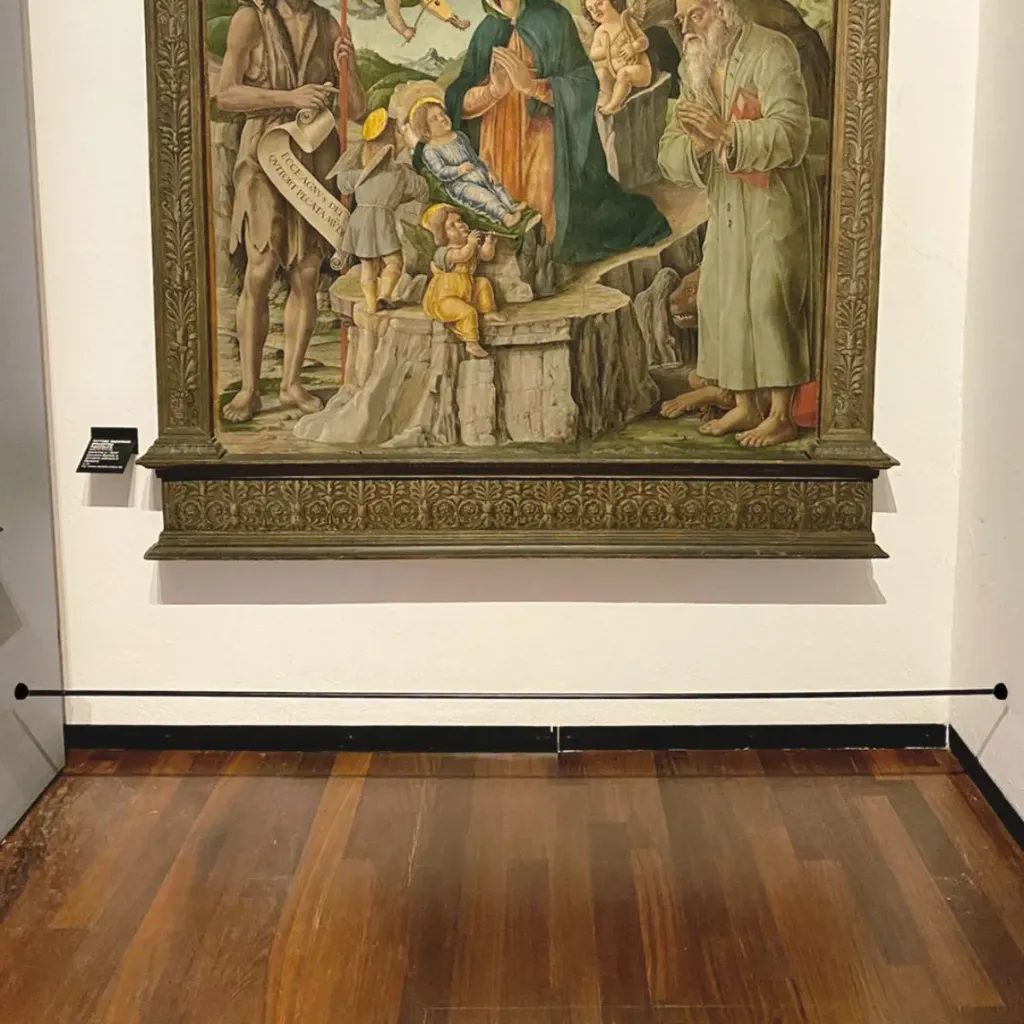 Barre de délimitation noire 2 mètres installée en exposition intérieure avec poteaux TELNALINE