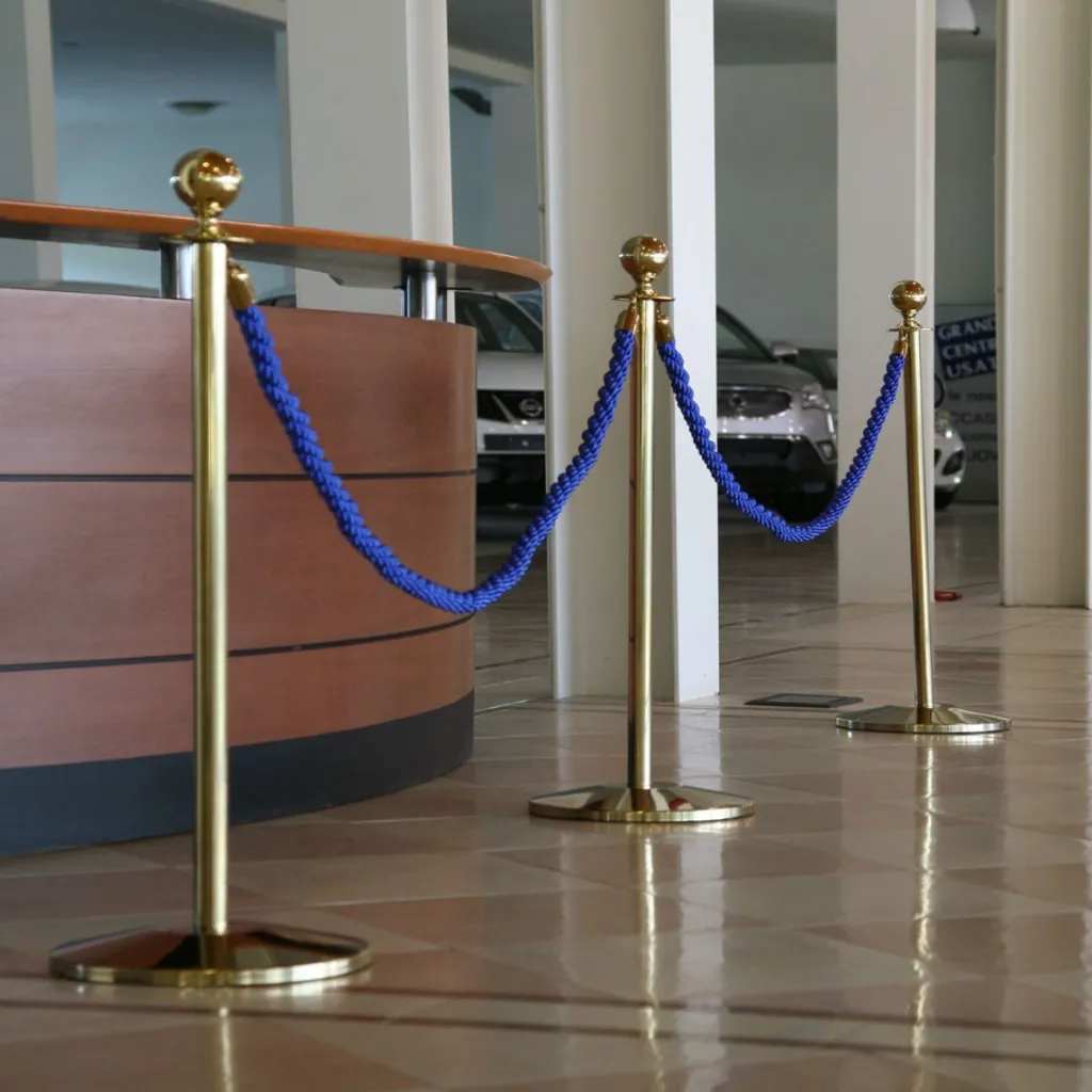 Poteaux de guidage à cordon or en showroom professionnel TELNALINE