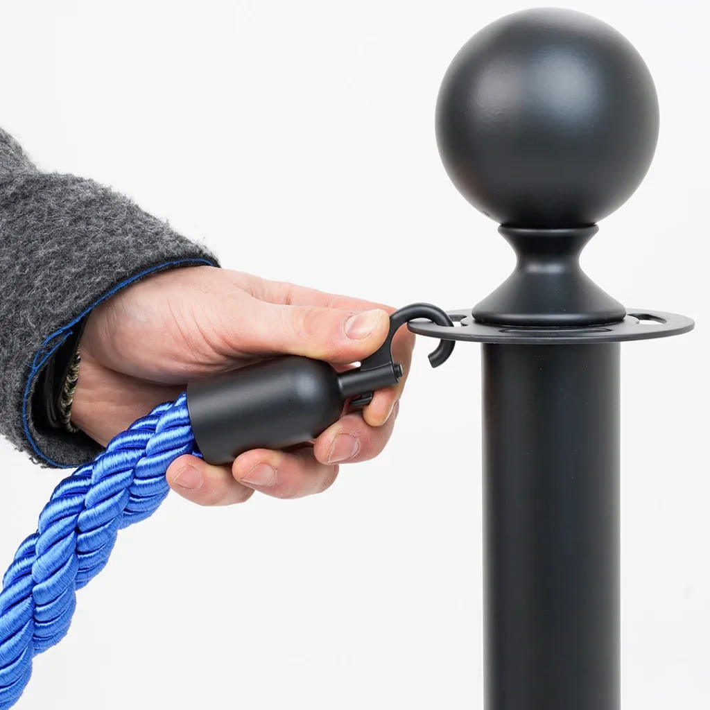 Détail fixation cordon avec mousqueton noir sur poteau de guidage noir mat TELNALINE