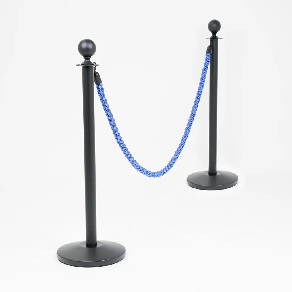Poteaux de guidage noir mat avec cordon bleu en mise en situation professionnelle TELNALINE