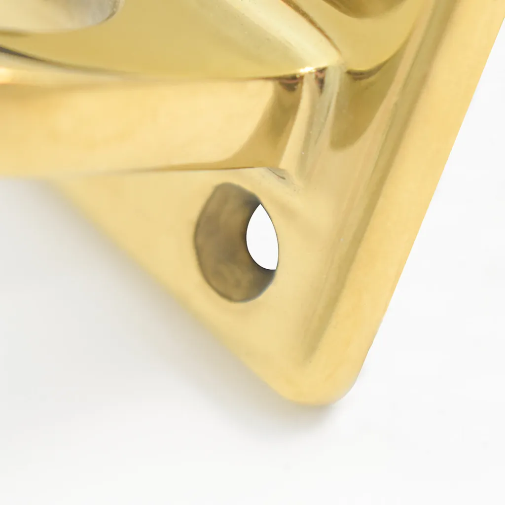 Fixation murale dorée pour cordon – détail de l’angle de la platine en métal poli TELNALINE