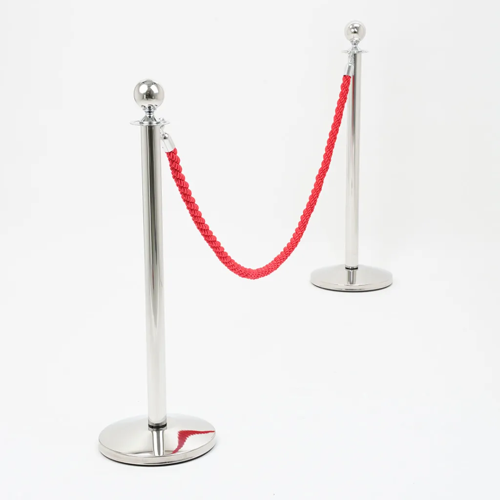 Cordon de séparation rouge installé entre poteaux de guidage chrome TELNALINE