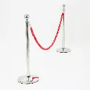 Cordon de séparation rouge installé entre poteaux de guidage chrome TELNALINE