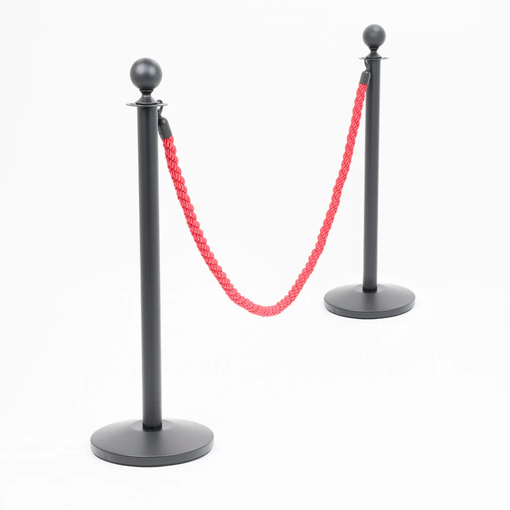 Cordon tressé rouge avec mousquetons noirs entre poteaux de guidage noir TELNALINE