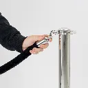 Poteaux de guidage noir mat avec cordon bleu en mise en situation professionnelle TELNALINE