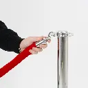 Main accrochant le mousqueton de la corde rouge sur un poteau chromé argent poteau-guidage-noir-mat-cordon-bleu-mise-en-situation-telnaline.webpPoteaux de guidage noir mat avec cordon bleu en mise en situation professionnelle TELNALINE