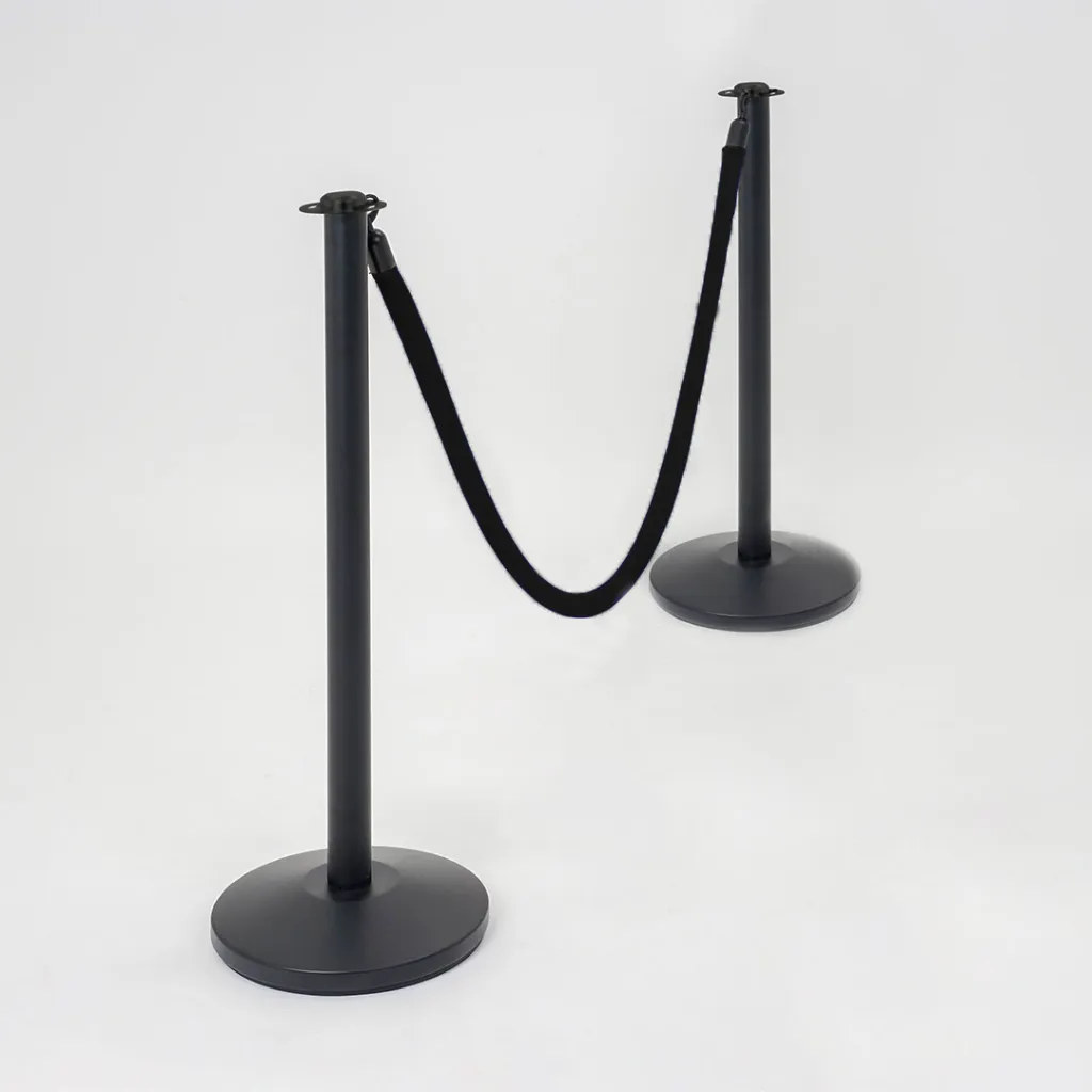 Poteaux de guidage noir mat tête plate en situation avec cordon velours noir TELNALINE