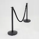 Poteaux de guidage noir mat tête plate en situation avec cordon velours noir TELNALINE