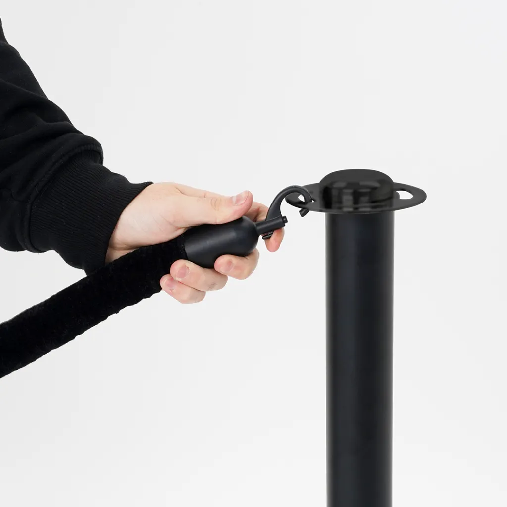 Poteaux de guidage noir mat avec cordon bleu en mise en situation professionnelle TELNALINE