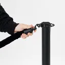 Poteaux de guidage noir mat avec cordon bleu en mise en situation professionnelle TELNALINE