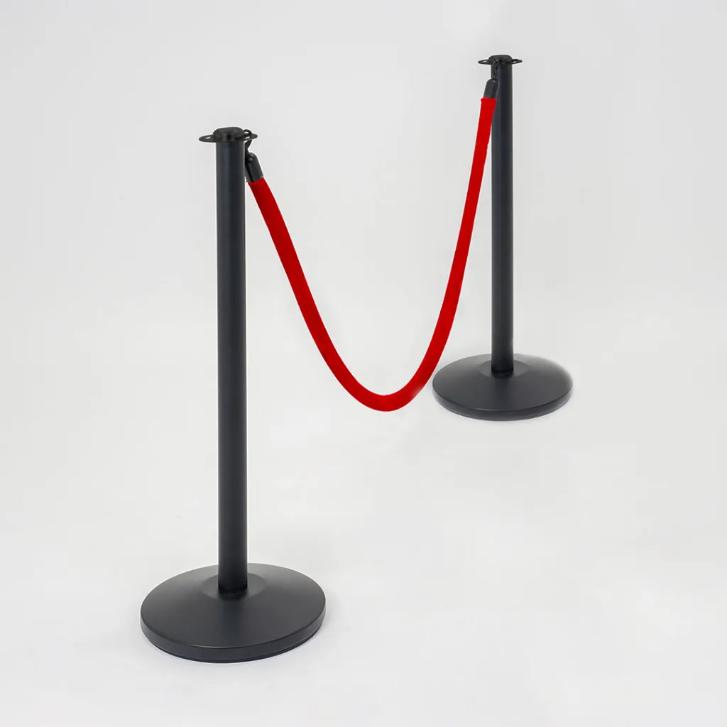 Poteaux de guidage noir mat avec cordon bleu en mise en situation professionnelle TELNALINE