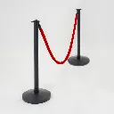 Poteaux de guidage noir mat avec cordon bleu en mise en situation professionnelle TELNALINE