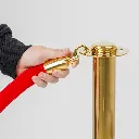 Fixation rapide du mousqueton doré du cordon velours rouge sur poteau de guidage doré poteau-guidage-noir-mat-cordon-bleu-mise-en-situation-telnaline.webpPoteaux de guidage noir mat avec cordon bleu en mise en situation professionnelle TELNALINE