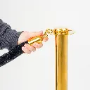 Fixation rapide du mousqueton doré du cordon velours rouge sur poteau de guidage doré poteau-guidage-noir-mat-cordon-bleu-mise-en-situation-telnaline.webpPoteaux de guidage noir mat avec cordon bleu en mise en situation professionnelle TELNALINE
