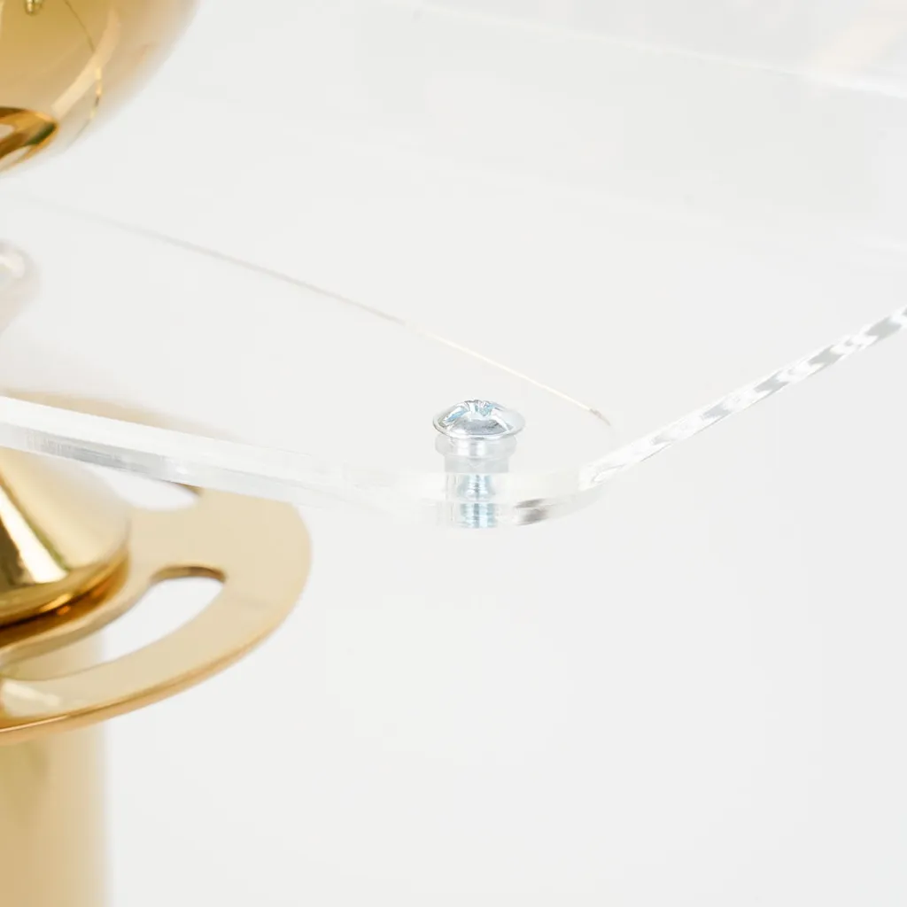 Gros plan porte-affiche A4 plexiglas incliné sur tête boule dorée de poteau de guidage à corde