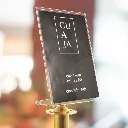 Porte-affiche A3 portrait plexiglas transparent incliné sur tête dorée de poteau de guidage à corde