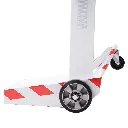 Détail base et roues du chariot de signalisation aéroportuaire avec marquage rouge et blanc TELNALINE®