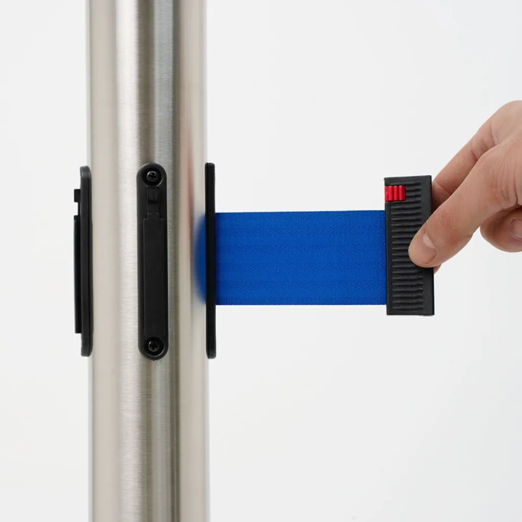 Détail de la sangle rétractable d’un poteau de guidage TELNALINE